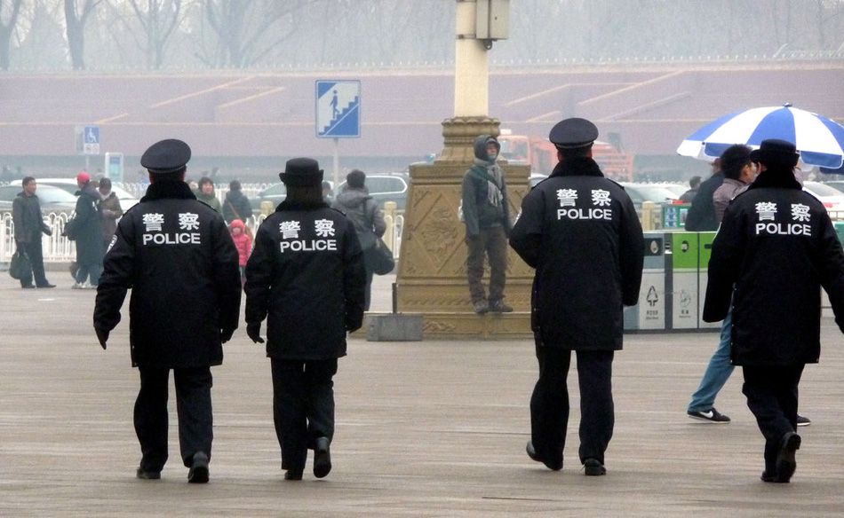 2月29日,北京特警在天安门广场附近执勤