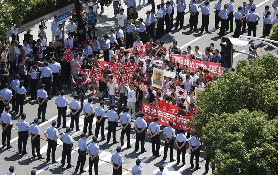 曾飛:請問深圳警察局長,為何把催淚彈投向反日遊行隊伍?