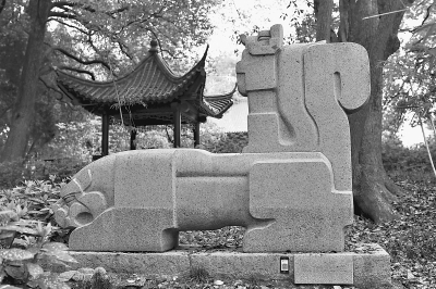《猎人争雁 彭年 摄雕塑家刘政德 彭年 摄