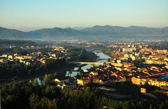 图为6月22日笔者拍摄的石花镇南一角.(通讯员高维益)