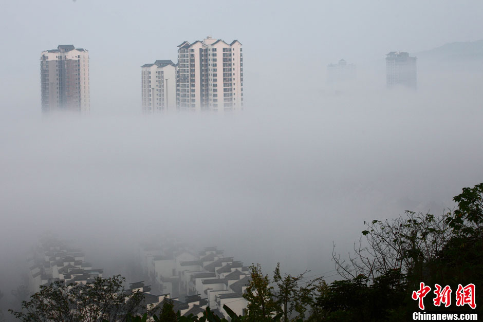 重庆大足浓浓秋雾城市若隐若现如梦幻仙境