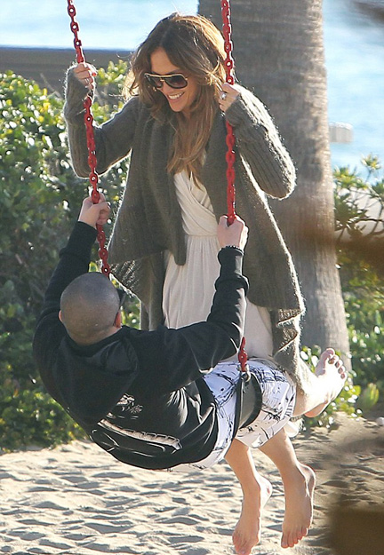 詹妮佛洛佩茨与男友海滩度假被偷拍高清大图