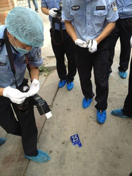 [/url]  警察现场取证.