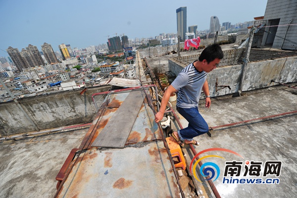 海口一公寓電梯損壞 住戶從頂樓天台翻牆回家