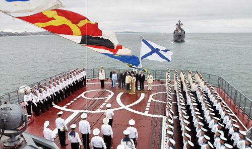 1696年彼得大帝创建了俄罗斯帝国海军,当时帝国海军的舰旗规定为圣安