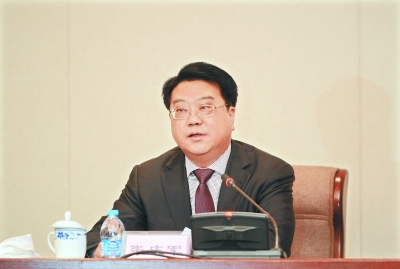 长沙市市长胡衡华答记者问特派记者周超摄武汉市市长唐良智答记者问特