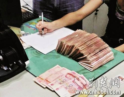 男子遭小區保安盤問逃跑 掉10萬現金和金條金磚