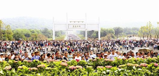 张自忠殉难日湖北宜城万人自发祭奠图