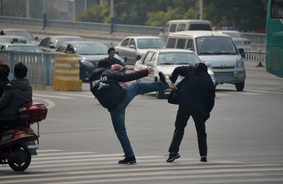 武汉两公交司机因别车加塞怄气 撂下两车乘客当街斗殴