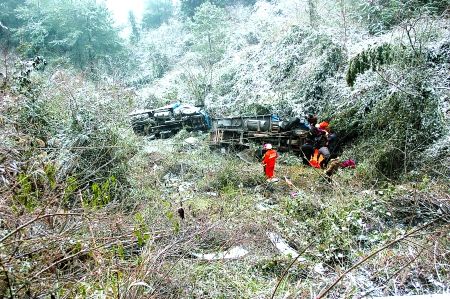 黄梅小货车坠落山崖司机被卡身亡乘客跳车逃生