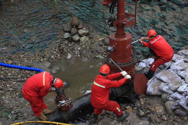 决战石亭江中石油兰成渝成品油管道79抗洪抢险纪实