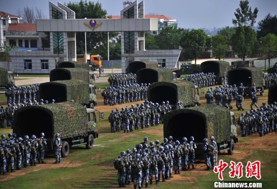 中国空军军营首次向社会开放千余民众开眼界