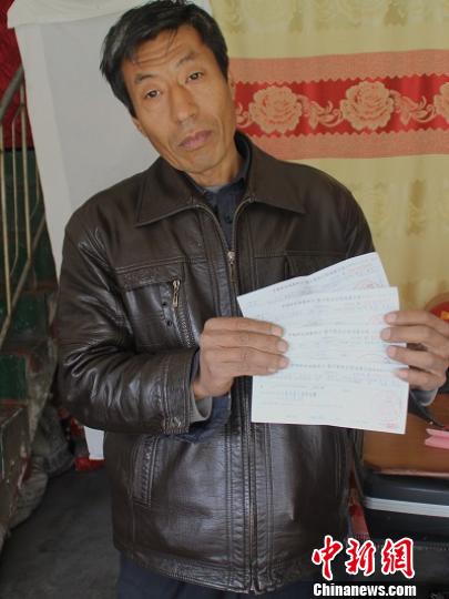 胡瑞清拿着他仍未支取的支票 俱凝搏摄