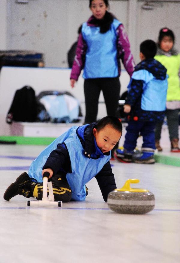 滚动新闻 原标题:全民健身 畅玩冰壶 助跑,投壶,刷冰……在黑龙江省