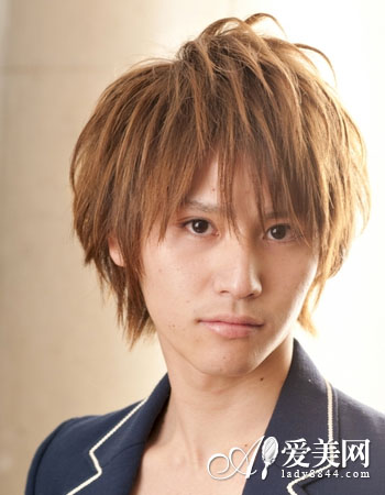 男生锡纸烫发型五:时尚的亚麻色染发,大片的刘海修饰了脸型,蓬松的