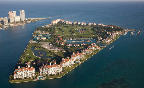 航拍美国富人区壮观豪宅群