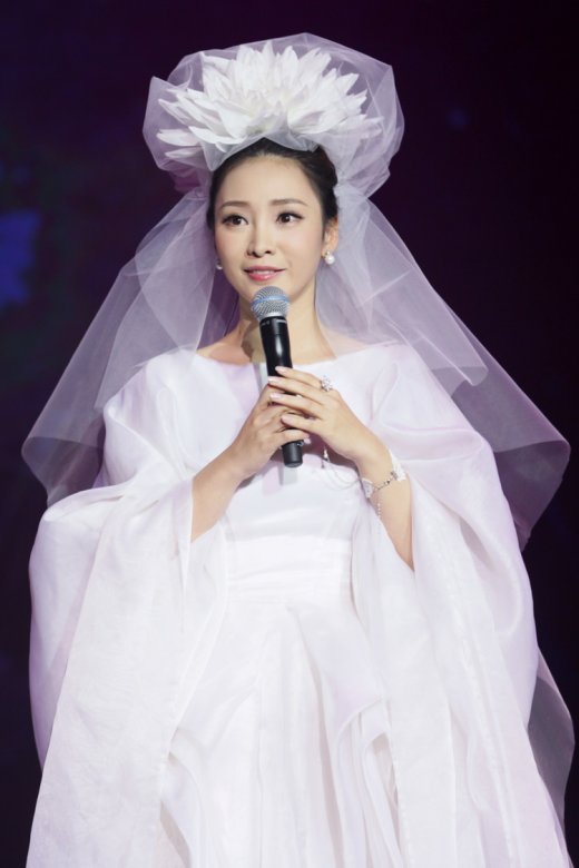 柳岩化身悲情白莲教主大鹏伴唱绝口不提