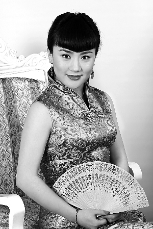 杨菲含灯引吭吐芳菲