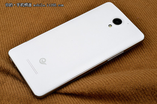 95英寸大屏幕,手机上下边框都比较窄,所以酷派s6拥有比较大的屏占比