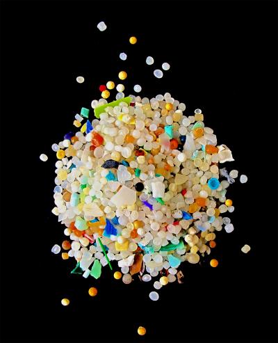 图中是从欧洲某海边沙滩收集来的微塑料碎片和塑料球,这些东西一直在