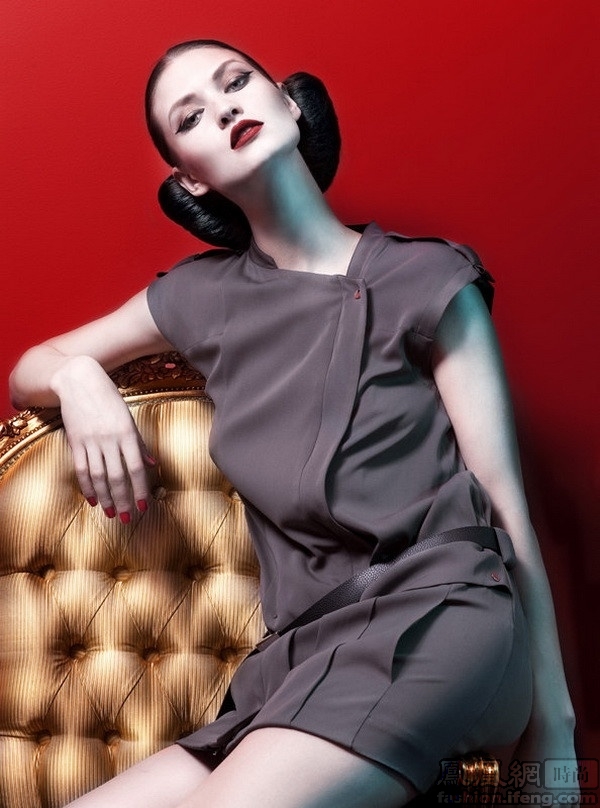 俄罗斯美女摄影大片浓妆艳抹展情怀