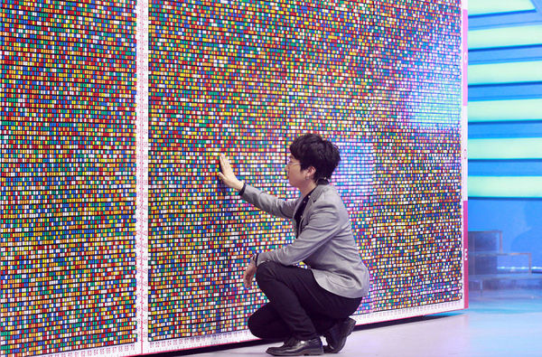 《最强大脑》郑才千再度挑战&ldquo;魔方墙&rdquo;,而道具也由上次的