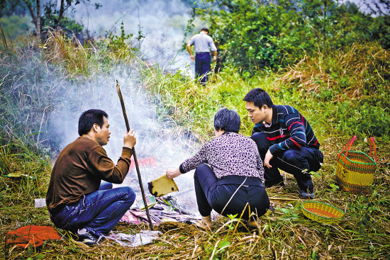 广州:扫墓者为占雨棚下祭拜台 凌晨带行军床等5小时