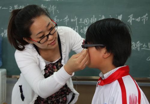 为该县蒙古族学校,第一小学,第二小学等小学的共计80名近视学生免费