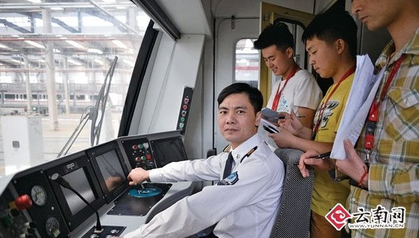 记者探访昆明地铁:列车"下班回家"后干些啥?