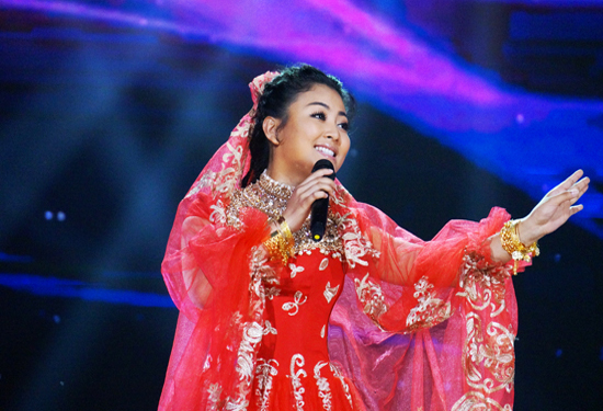 阿鲁阿卓扮维族女郎惊艳舞台 与玉米提对歌秀舞