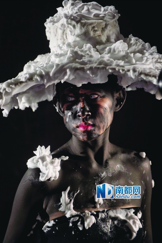 拍专辑宣传照,王菀之全身涂黑,有一个"豁出去"的惊人举动.