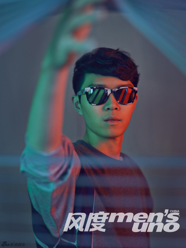 组图方大同红装登封面多款眼镜造型显复古