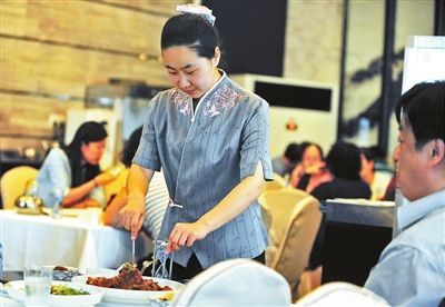 一个成功的餐厅服务员是如何培训