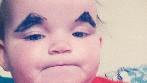 有的宝宝被描了又短又粗似小山峰一样的黑眉毛,还有小宝宝被爸妈画上