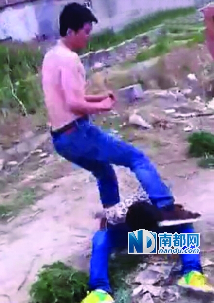 三青年殴打少年视频网上热传