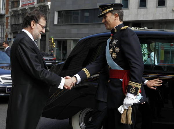 10点半,费利佩六世国王到达国会,西班牙首相拉霍伊迎接新国王(网页
