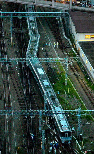日本一电车下班高峰时脱轨4000乘客走回车站图