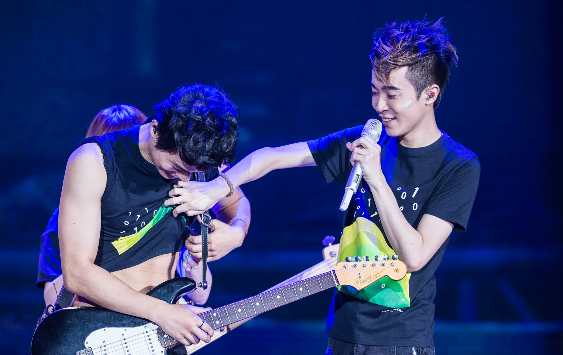 苏打绿武汉连唱两日 火爆现场团员互动玩借位