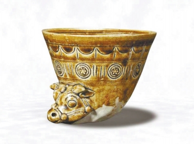 罕见的陶瓷牛首角杯