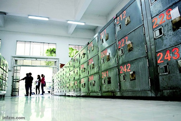 东莞殡仪馆,80多具无人认领尸体在冰柜里每天产生高额费用.