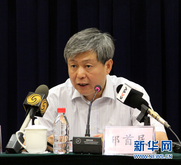 图为环保部环境监察局局长邹首民在新闻发布会上发言.