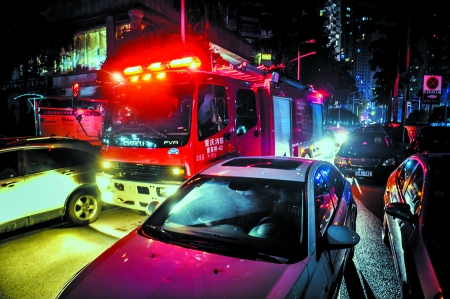 16日晚,沙坪坝区金沙港湾,两车并排占用消防通道,消防车通行困难.