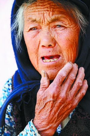 八旬奶奶种田供孙子上学