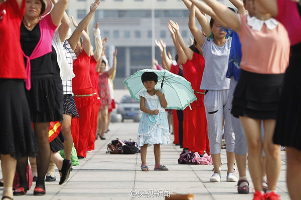 河南驻马店两千人三十多度高温下齐跳广场舞(组图)_凤凰网