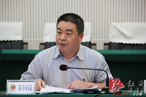 区委常委,政法委书记秦国良对民主生活会进行了点评.解巾英 摄