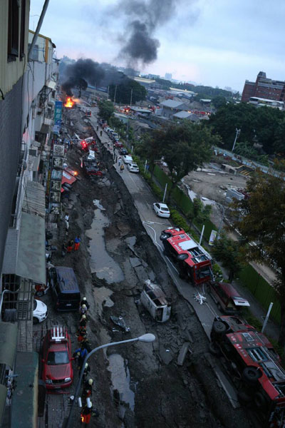 凯旋路满目疮痍,消防车炸翻.联合报系记者刘学圣/摄影