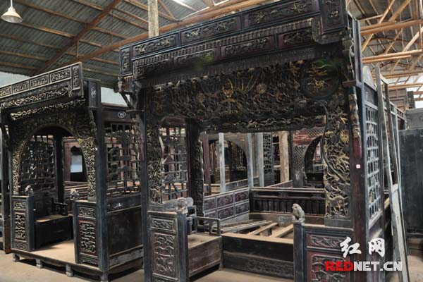 仓库拆迁 长沙小伙欲售父亲收藏的50张清朝古床