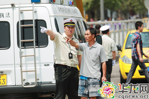 龙头寺汽车站外,交通执法的工作人员在午间酷暑下给问路乘客指路