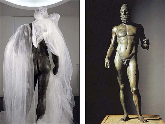 意大利战士雕像被围粉色围巾穿丁字裤惹众怒组图