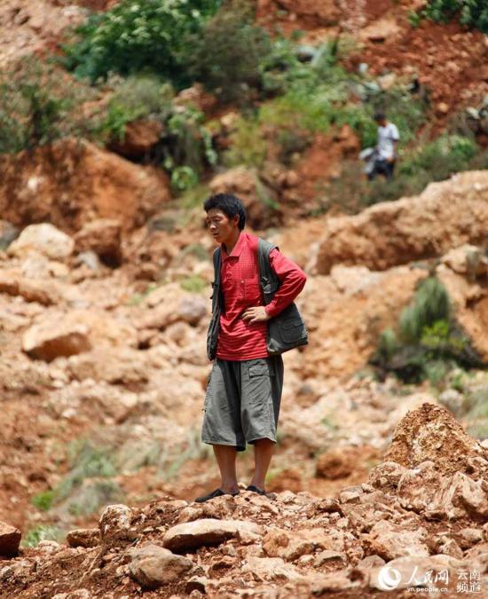 云南鲁甸甘家寨废墟上的守候